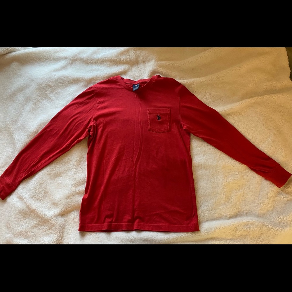 Polo shirt. Size S but fits like M because it’s a male shirt.